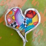 Broche multicolore en argile polymère
Dim : environ 5 x 5 cm - 34,00 Liz Créations – bijoux femme – Marie Pipelette, boutique de créateurs à Brignais