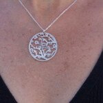 Collier court amandier en fleur
Pendentif en laiton | Bain argent brossé | Vernis de protection
Dimensions : x 3,4 cm
Chaîne 40 cm + 5 cm
Prix : 35,00 Bijoux RAS – bijoux femme – Marie Pipelette, boutique de créateurs à Brignais